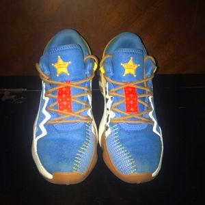 Good boys basketball shoes for your kid.